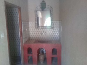 Double Room, 1 Double Bed, Non Smoking | Bathroom | Shower - Riad Akour (Taouz)