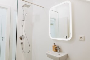 Champagne Design Apartment, 2 Bedrooms, Kitchen | Badrum | Dusch, gratis toalettartiklar, hårtork och handdukar