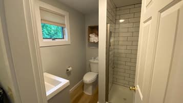 Comfort Cabin | Bathroom | Combined shower/bathtub, rainfall showerhead, free toiletries