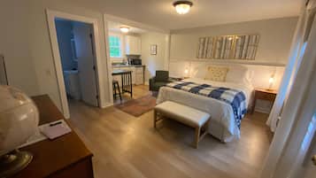 Comfort Studio, 1 Queen Bed | 1 bedroom, blackout curtains, iron/ironing board, free WiFi