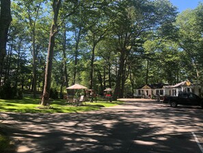 Comfort Studio, 1 Queen Bed | Terrace/patio - Hanscom's Motel and Cottages (Bar Harbor)