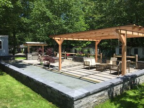 Terrace/patio - Hanscom's Motel and Cottages (Bar Harbor)