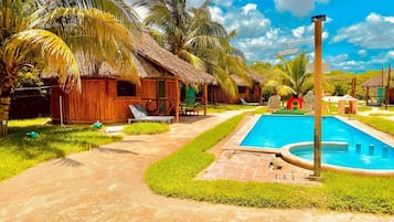 Alberca al aire libre y camastros