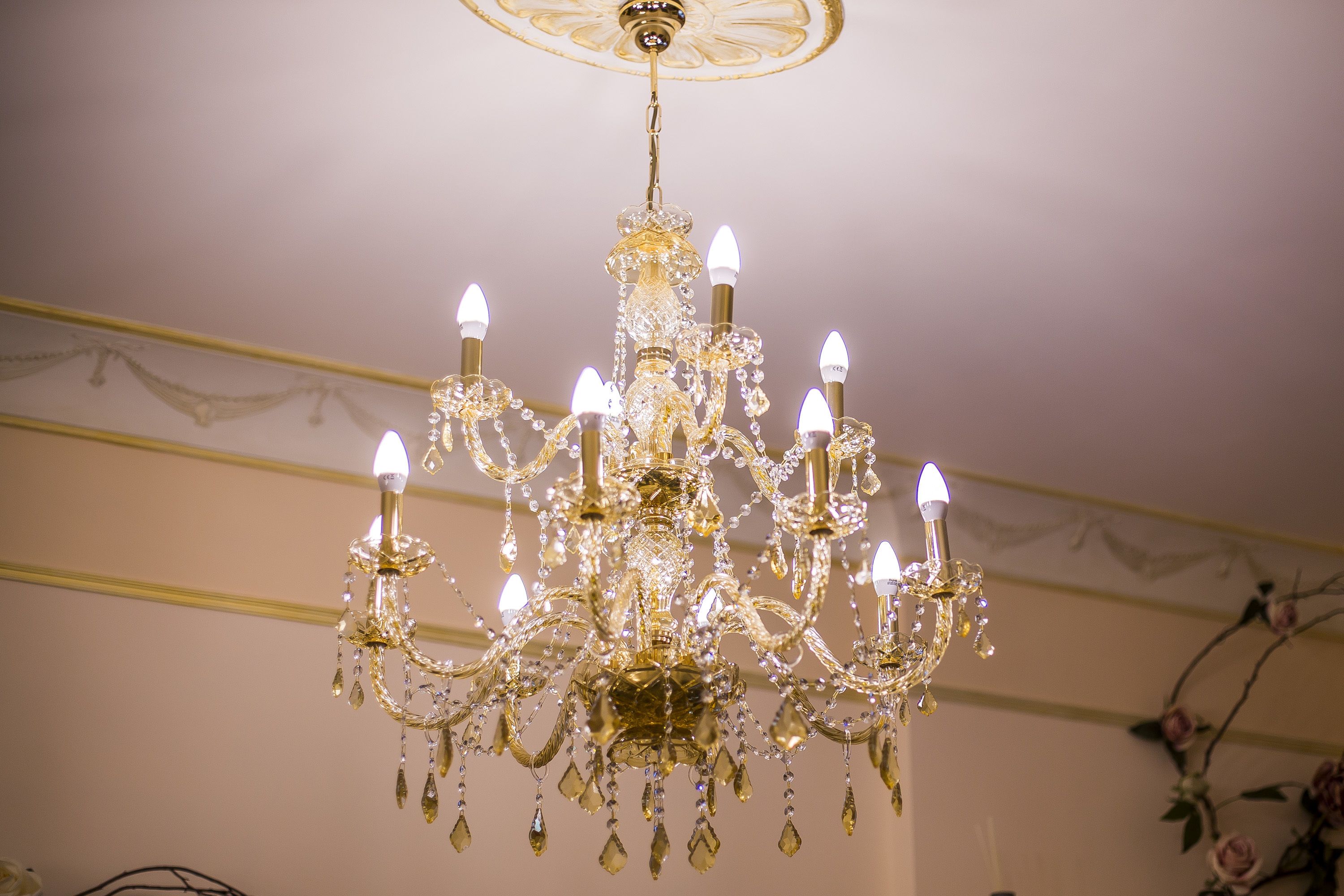 Un lampadario con molteplici bracci e lampadine.