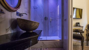 Deluxe Suite | Bathroom | Shower, rainfall showerhead, free toiletries, hair dryer