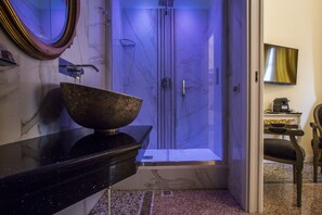 Suite Deluxe | Baño | Ducha y cabezal de ducha tipo lluvia