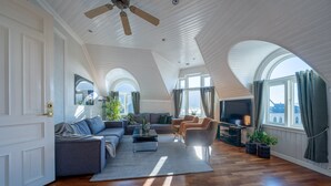 Exclusive 4Bedroom Villa | リビング エリア | 薄型テレビ、床暖房