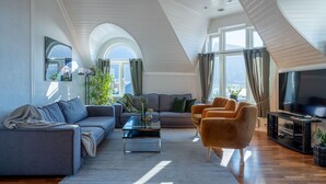 Exclusive 4Bedroom Villa | リビング エリア | 薄型テレビ、床暖房