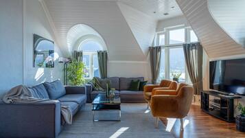 Exclusive 4Bedroom Villa | Vardagsrum | Platt-tv och golvvÀrme