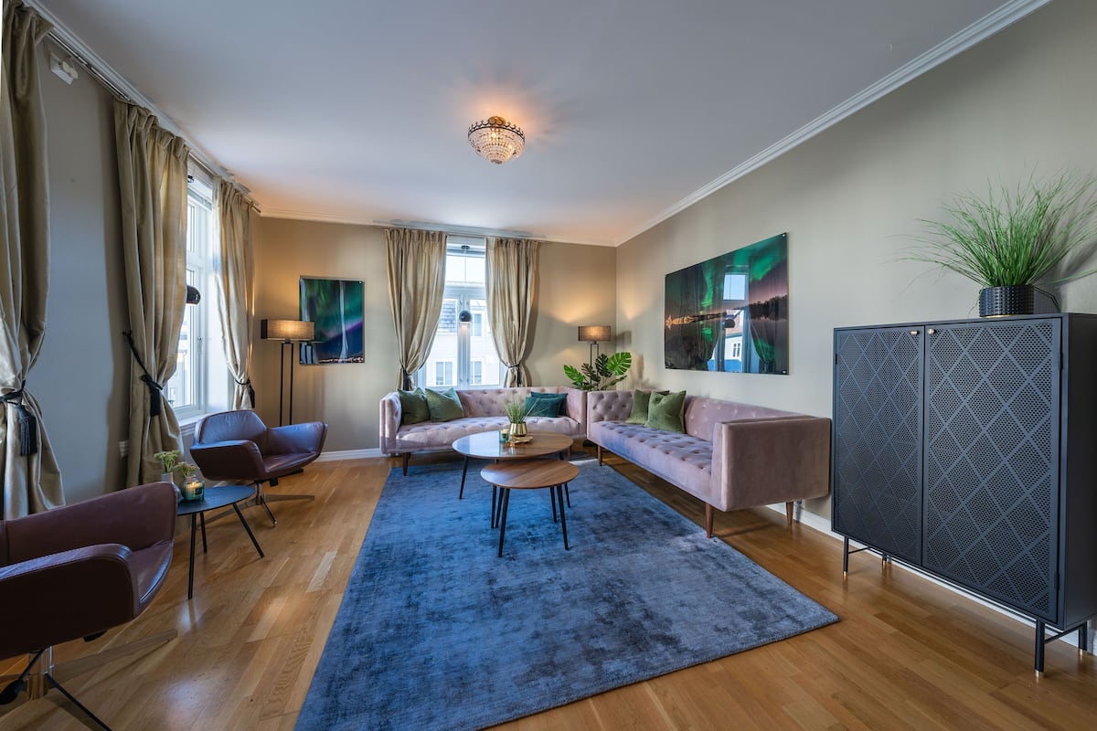 3 Bedroom Luxury Apartment | Woonruimte | Een flatscreentelevisie en vloerverwarming