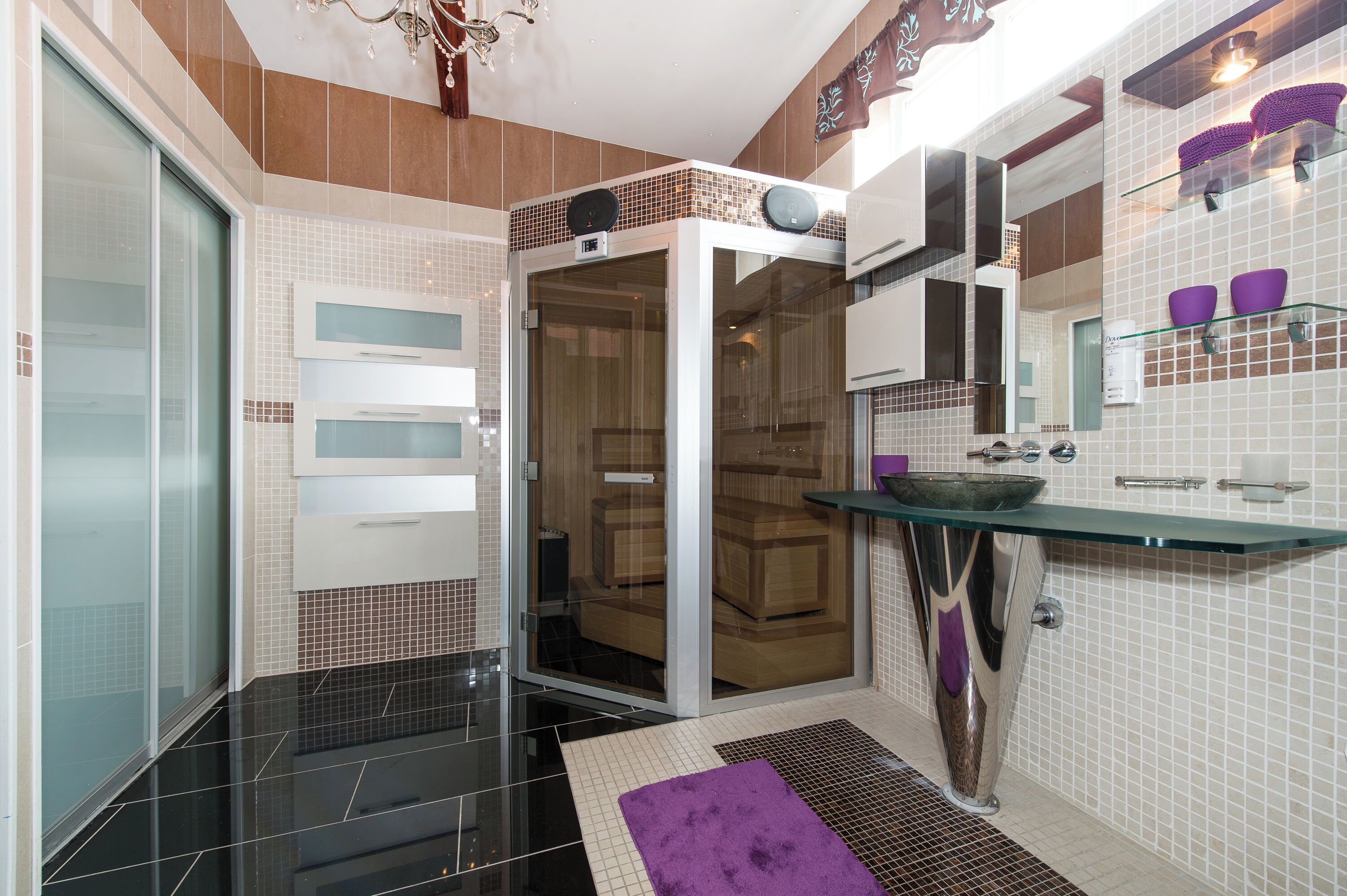 Une salle de bain moderne avec une douche à parois de verre, un lavabo en verre et un meuble-lavabo avec un miroir.