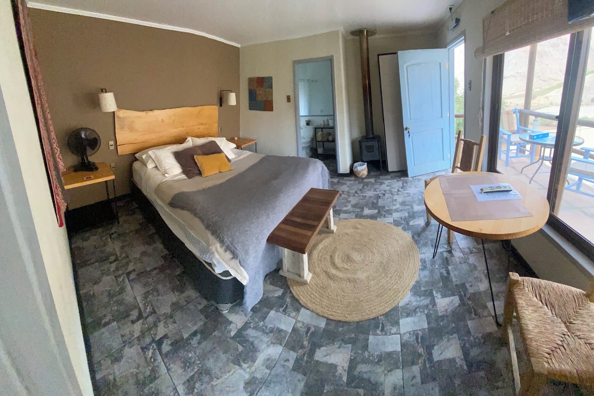 Traditional Suite, 1 King Bed, Non Smoking | Laptop workspace, individually decorated, bed sheets
