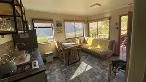 Familie-bungalow, 2 soverom, ikke-røyk, privat bad | Oppholdsområde | Peis