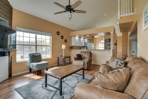 TV, Netflix, streaming services - Branson Condo w/ Pool: 2 Mi to Table Rock Lake (Branson)