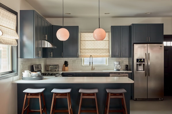 Réfrigérateur, four à micro-ondes, un four, surface de cuisson