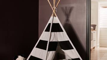 5 bedrooms, iron/ironing board, WiFi, bed sheets