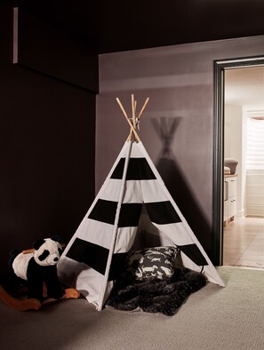 5 bedrooms, iron/ironing board, WiFi, bed sheets