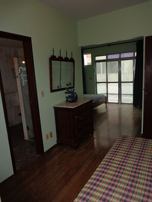 4 habitaciones, tabla de planchar con plancha y wifi gratis