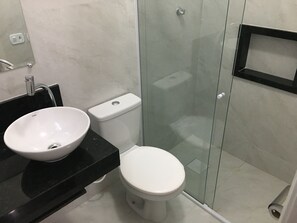 Shower - Spacious apartment, Praia do Forte beach, tranquility and well-being, close to the street market. (Cabo Frio)