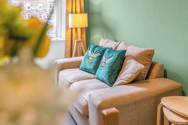 TV - Bright Quiet Edinburgh Home Free Parking (Newhaven)