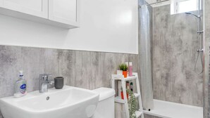 Douche, articles de toilette gratuits, sèche-cheveux