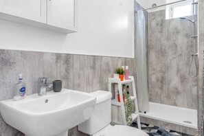 Shower, free toiletries, hair dryer - Bright Quiet Edinburgh Home Free Parking (Newhaven)