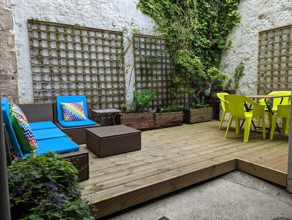 Outdoor dining - Stylish 2‑Bedroom Garden Flat in Heart of St Andrews with Private Courtyard & Walk to Golf (St. Andrews)