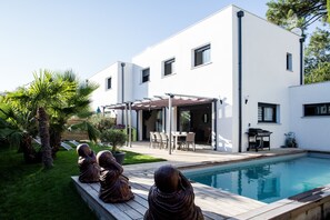 Lämmitetty uima-allas