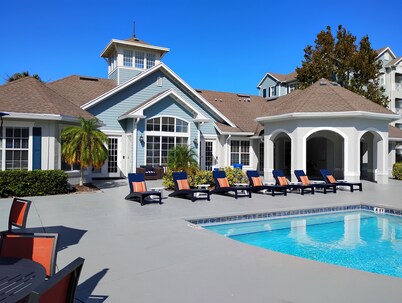 * BEAUTIFUL CONDO!** 5 STAR REVIEWS! GREAT PRICES &LOCATION!FREE WIFI & PARKING!