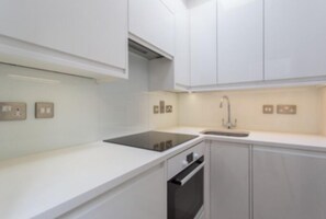 Fridge, oven, stovetop, dishwasher - Upscale London City Center 2 Bed | WiFi | Mayfair (London)