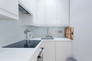 Kylskåp, ugn, spishäll och diskmaskin