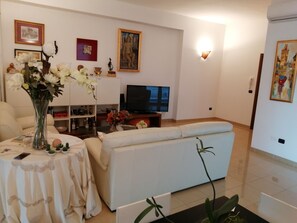 Fernseher, DVD-Player, Bücher, Drucker