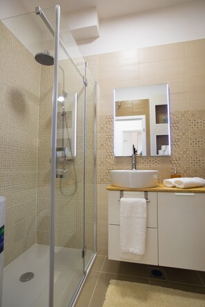 Apartment, Garden View | Bathroom | Shower, hair dryer, towels - Villa Juradin (Podstrana)