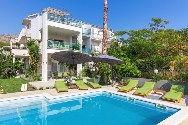 Außenpool, Sonnenschirme, Liegestühle