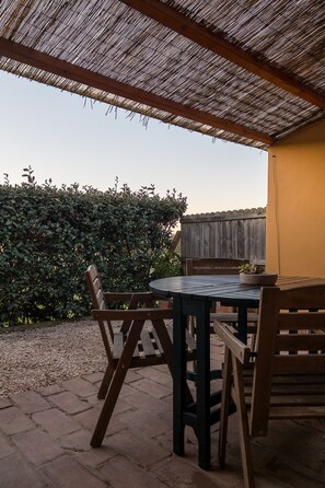 Outdoor dining - Carrapateira Beach Cottage (Aljezur)