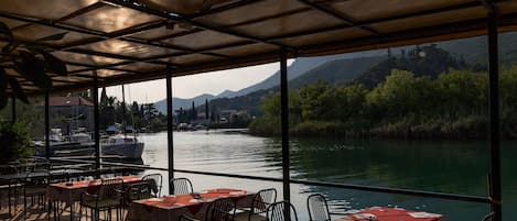 供應早餐、午餐、晚餐;本地及多國菜