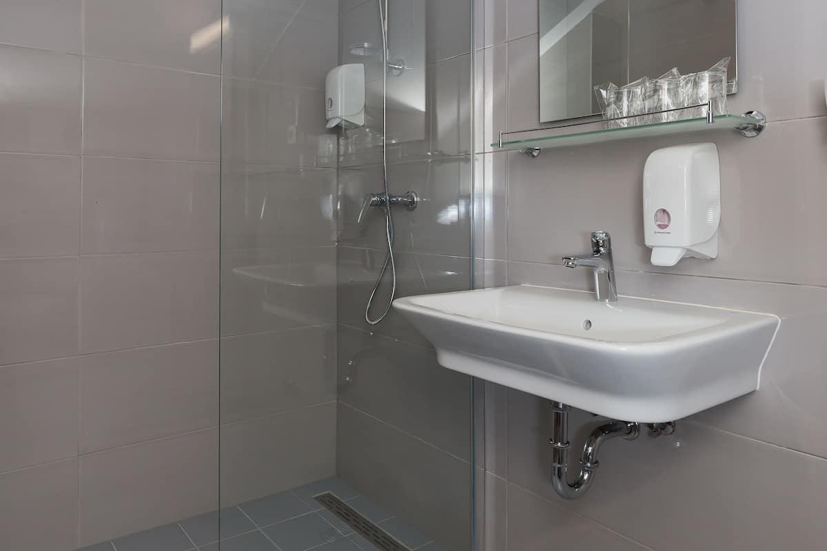 triple room, sea view | bathroom | shower, free toiletries, hair dryer, towels
