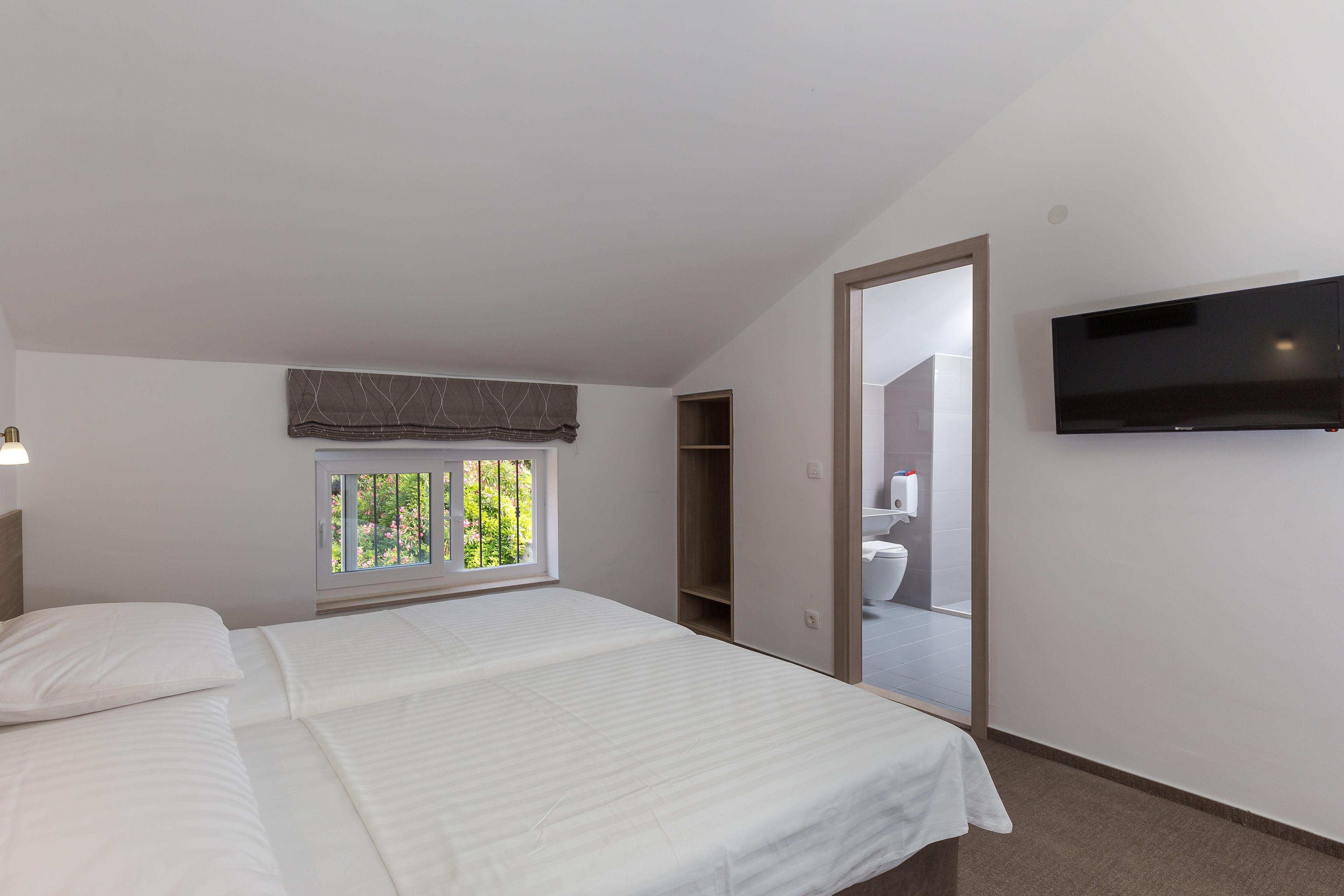 double or twin room, garden view | minibar, in-room safe, desk, free cots/infant beds