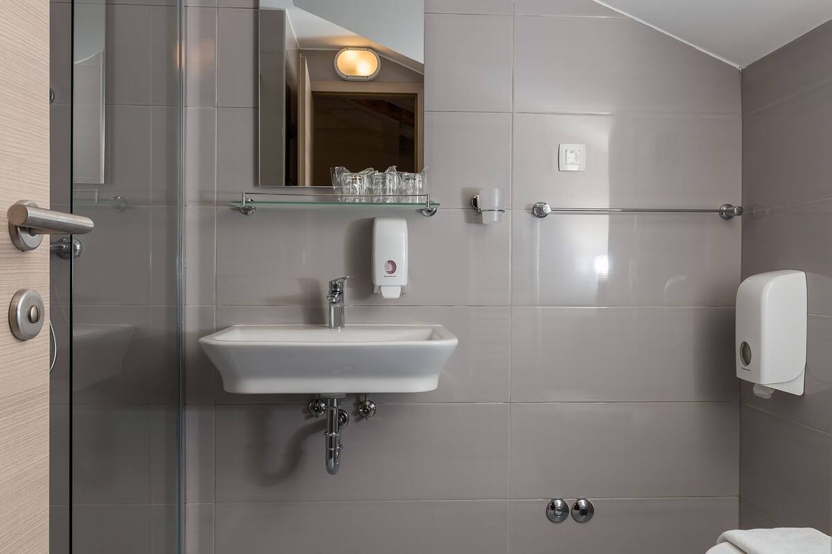 triple room, sea view | bathroom | shower, free toiletries, hair dryer, towels