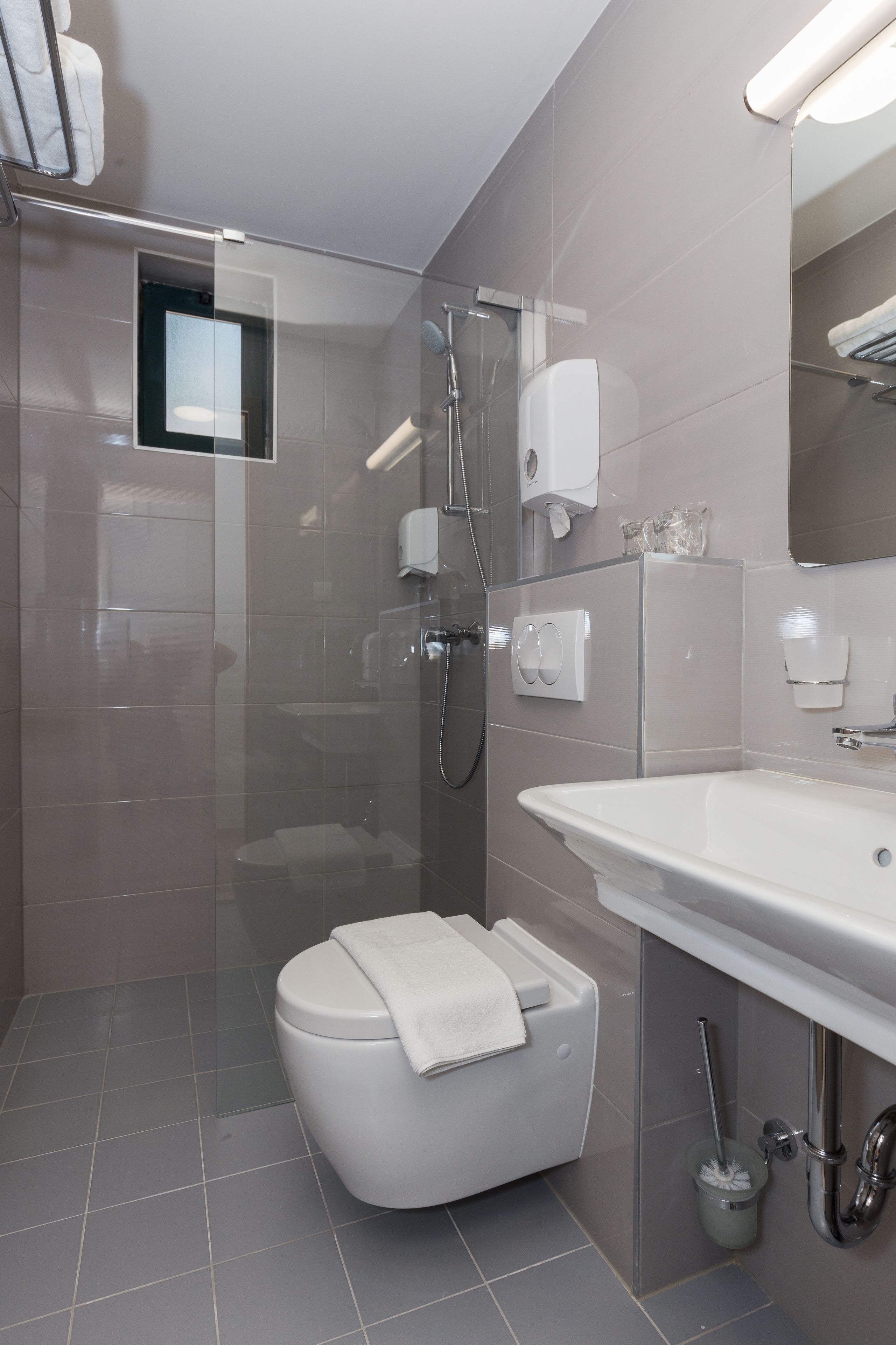 shower, free toiletries, hair dryer, towels