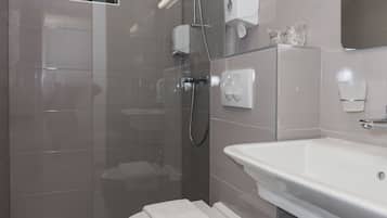 Dusche, kostenlose Toilettenartikel, Haartrockner, Handtücher