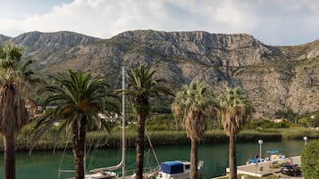 Camera doppia, vista mare parziale | Vista montagna