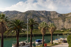 Quarto casal, vista parcial para o mar | Vista para a montanha