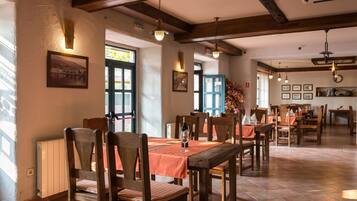 Breakfast, lunch, dinner served; local and international cuisine