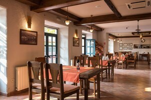 Café da manhã, almoço e jantar; local e internacional 