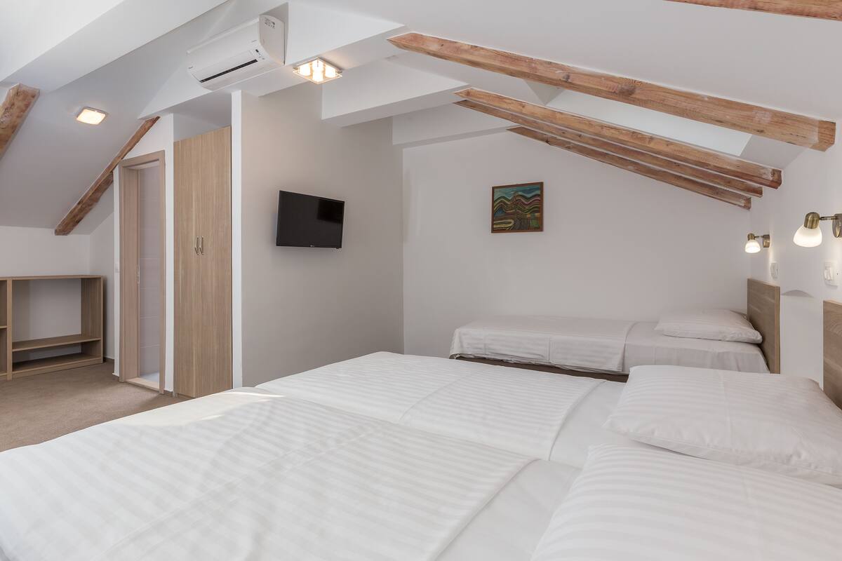 triple room, sea view | minibar, in-room safe, desk, free cots/infant beds