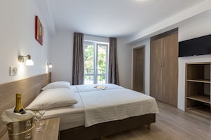 Quarto casal ou duplo, vista para o jardim | Frigobar, cofres nos quartos, escrivaninha, berços grátis
