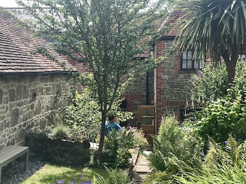 Historic cottage in the heart of Shaftesbury's Saxon area -  town and country.
