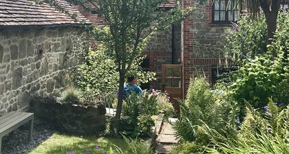Historic cottage in the heart of Shaftesbury's Saxon area - town and country.