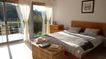 3 quartos, ferros/tábuas de passar roupa, berço de viagem